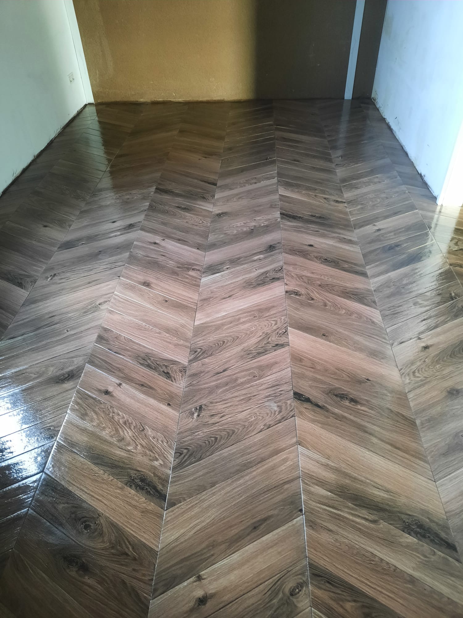 Luxe badkamer Den Haag met herringbone parket