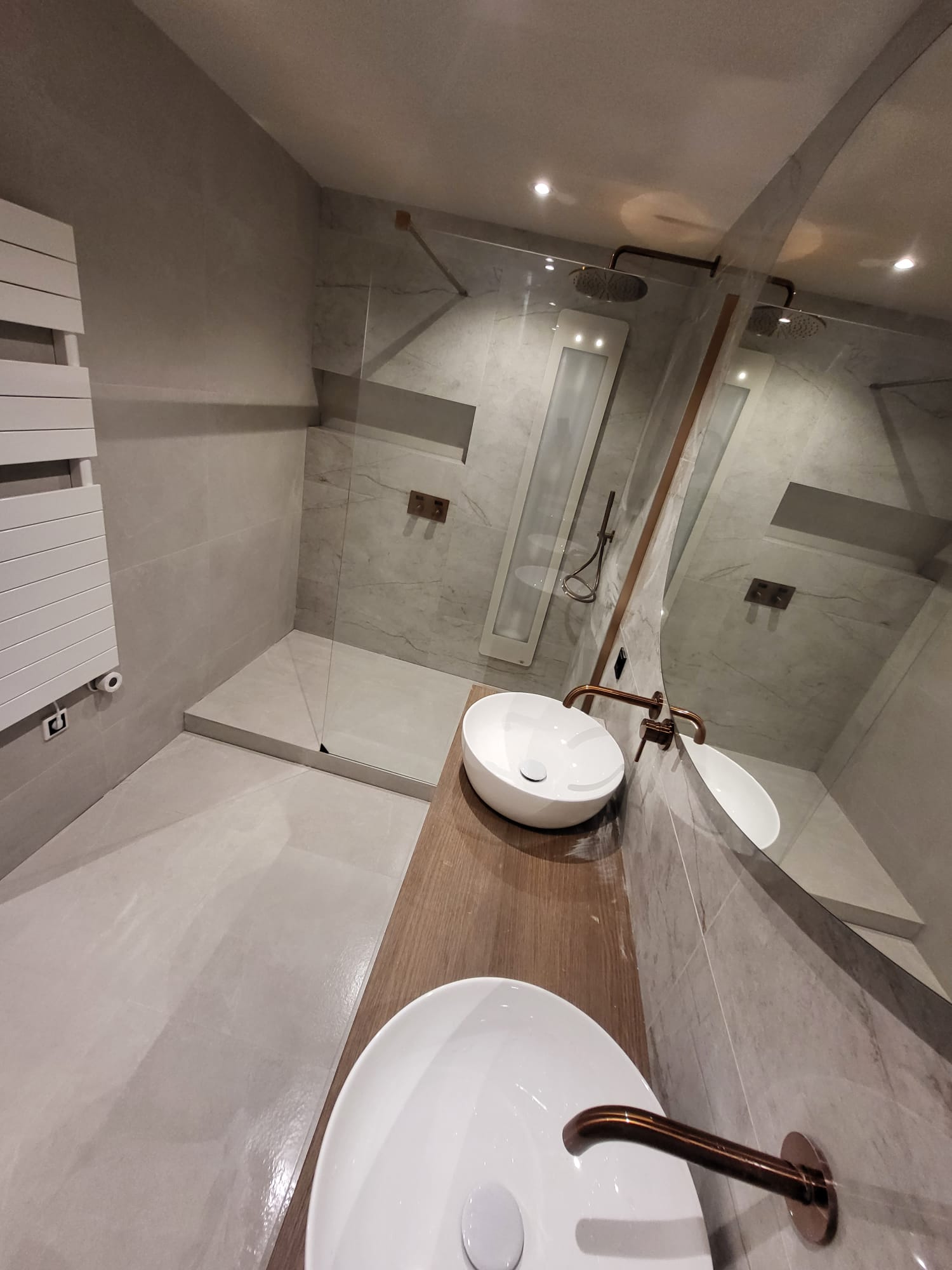 Luxe badkamer overzicht met marmer en koper accenten