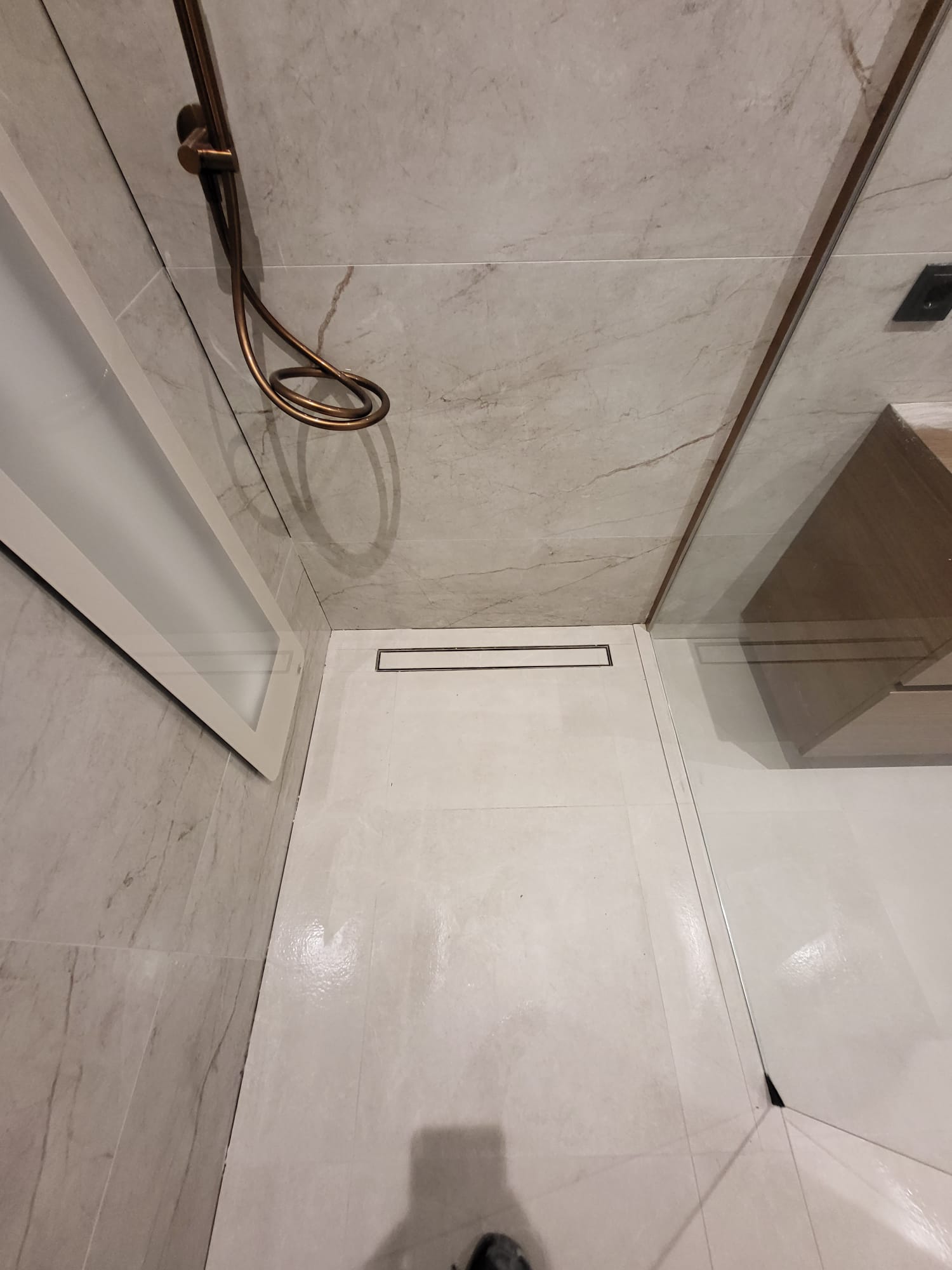 Marmer douchevloer met lineaire afvoer