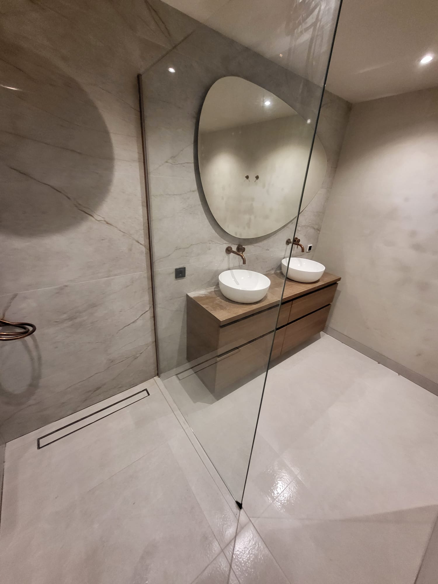 Dubbele wastafel met marmer en houten meubel