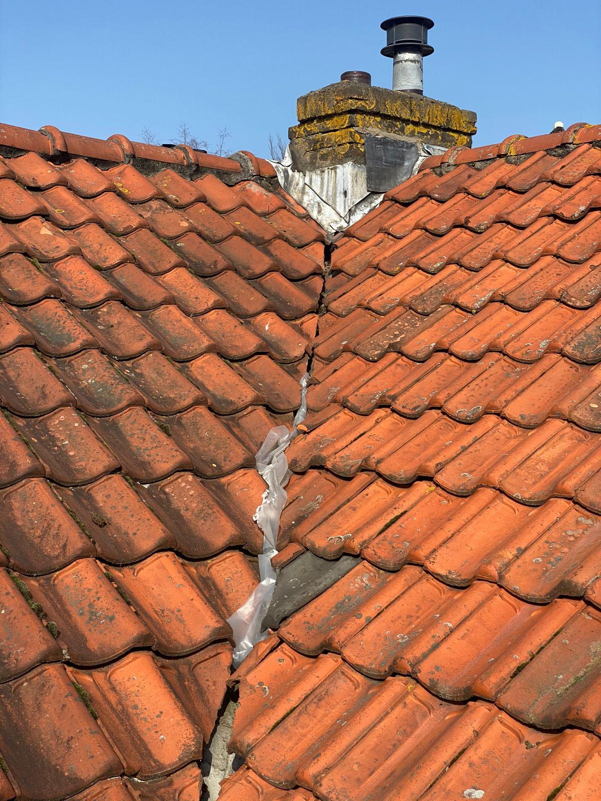 Oude dakpannen voor renovatie