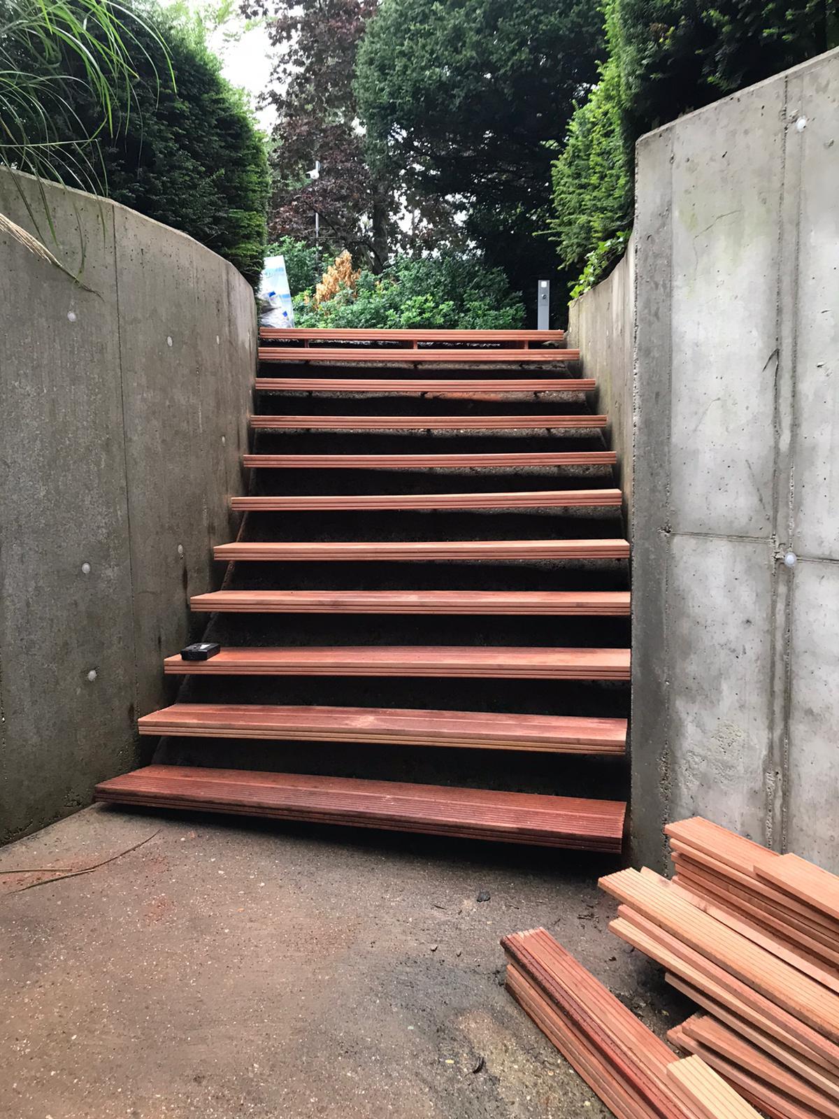 Voltooide houten trap